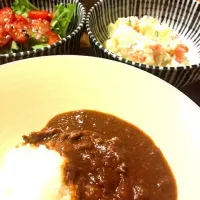 Snapdishの料理写真:3連休あけ！カレー、サラダ2種、セロリの炒め物。ポテトサラダは買いました！成城石井、ありがとう。タマネギと生姜を摩り下ろしたカレー、やっぱり美味しい♡体調が怪しいので、ヤクルト飲んで寝る！|canadienneさん