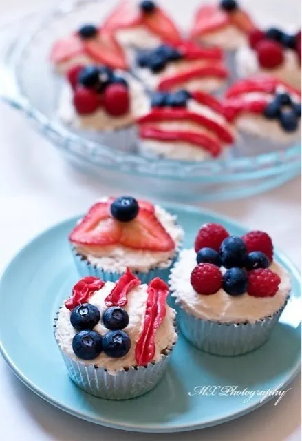 Vanilla Cupcakes Decorated With Berries For Independence Day|MyRaXさん