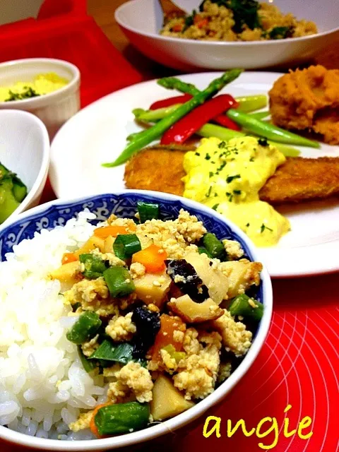 ☆鶏ひき肉炒り豆腐とカレータルタル秋鮭のパン粉焼き☆|あんさん