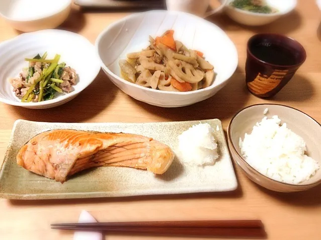 焼き鮭、筑前煮、小松菜と豚肉のオイスター炒め|みゆさん