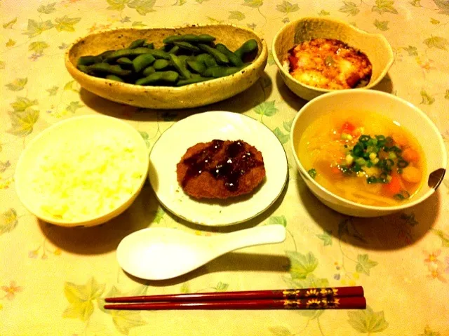 本日のお夕飯。コロッケ、マグロの山かけ、枝豆、ソーセージと季節の野菜のスープ、ご飯。|Hitomi Seyaさん