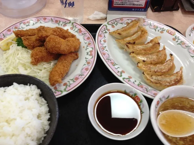 Snapdishの料理写真:餃子、トンカツ定食|yujiさん