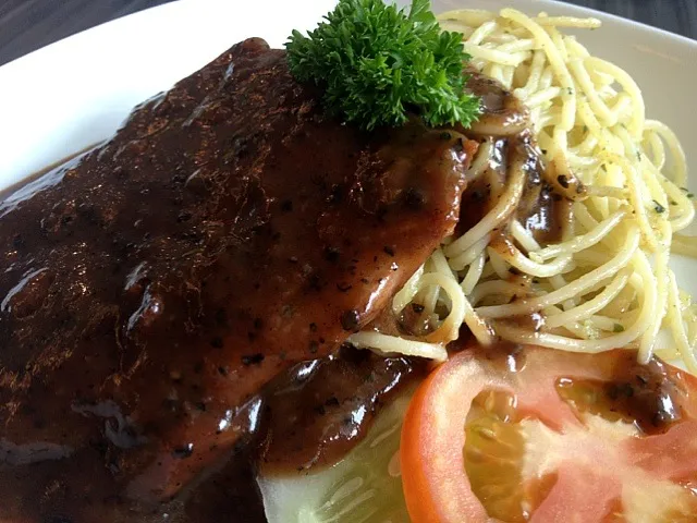 Black pepper chicken chop with spaghetti|Nicholas Tayさん