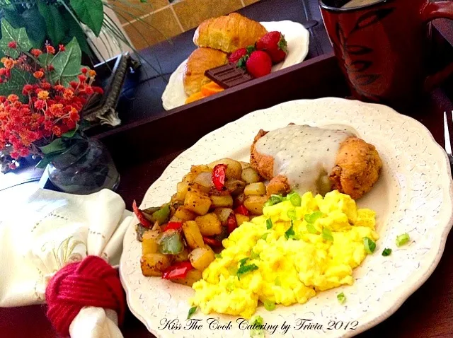 Brunch❤ Chicken Fried Chicken with Country Gravy, Scrambled Eggs and French Potatoes|Taste-New Americanさん