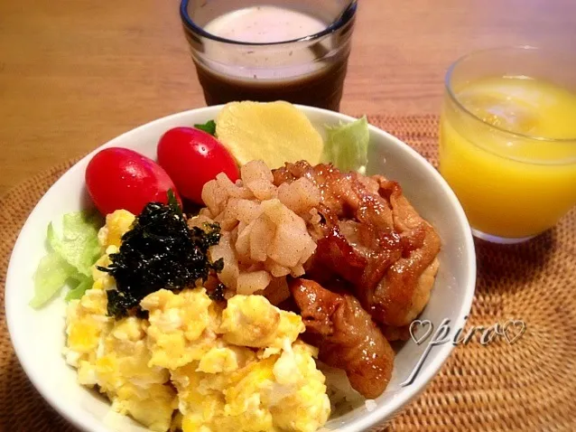 朝ごはん 豚肉の照り焼き 炒り卵丼 林檎ソテー添えPlace egg fried teriyaki pork sauteed apples|ピロさん