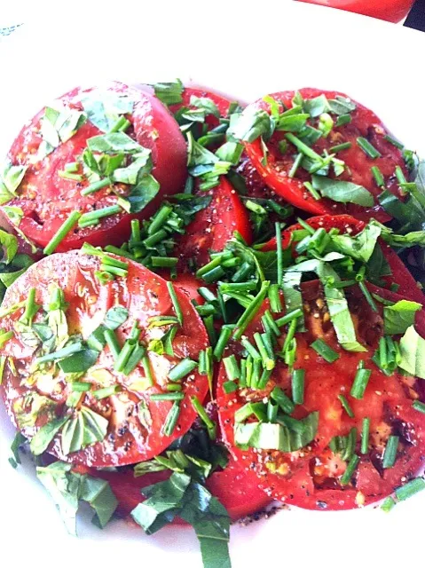 Heirloom Tomatoes with Balsamic Reduction with Fresh Herbs|trina phamさん