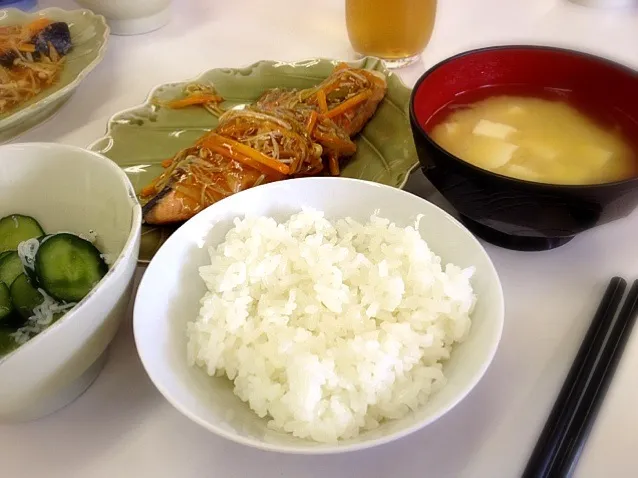 鮭の和風あんかけと味噌汁と三杯酢|けしごむさん