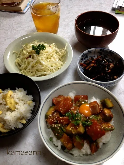 Snapdishの料理写真:サーモンアボカドユッケ丼、栗ご飯、ひじき豆|かまさん