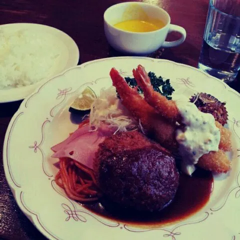 Snapdishの料理写真:扇町洋食屋さん *Aランチ ﾐﾝﾁｶﾂ ｴﾋﾞﾌﾗｲ*|うえちゃんさん