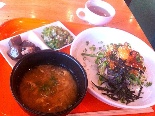 韓国風ネギトロ丼＆タマネギと玉子の味噌汁＆オクラの生姜ナムル・コンニャクとしいたけのピリ辛煮|まりもさん