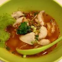 Snapdishの料理写真:ก๋วยเตี๋ยวปลาพริกสด|Napuspunさん