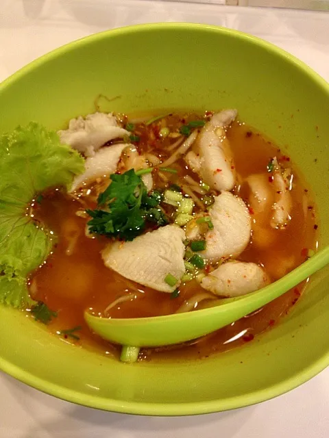 Snapdishの料理写真:ก๋วยเตี๋ยวปลาพริกสด|Napuspunさん