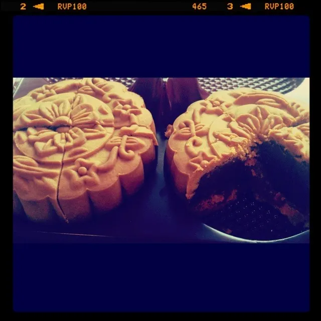 free mooncakes at the office pantry|Ahmad Nazri Mohamed Naimさん