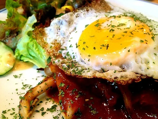 デミグラスハンバーグ目玉焼きのせ|ちかこさん