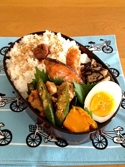 Snapdishの料理写真:塩鮭＆鶏肉とオクラのカレー味ソテー弁当|nekoさん