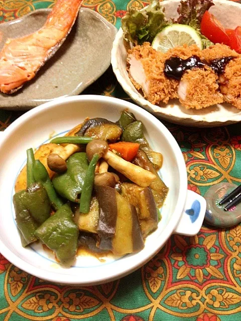 うち夕ご飯（野菜炒めカレー風．ヒレ味噌カツ.甘塩鮭焼き）|さかぽんさん