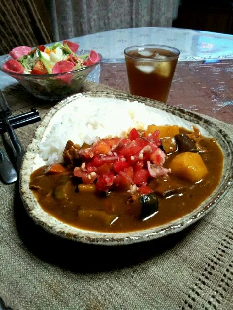 トマトとミョウガのトッピング夏野菜カレー|じゃっきーさん