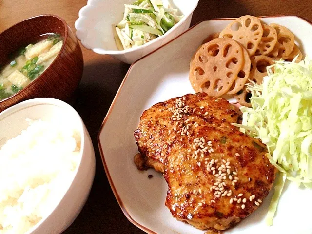 鶏つくね,蓮根きんぴら,付け合わせ野菜,長芋と胡瓜の青じそ和え,味噌汁,白米|おまみさんさん