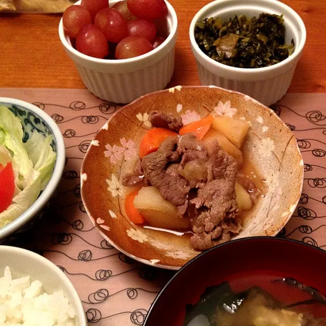 肉じゃが  サラダ  味噌汁  高菜漬けの油炒め  葡萄|ikukoさん