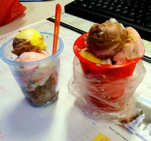 Assorted flavors ice-cream in a cup|genさん