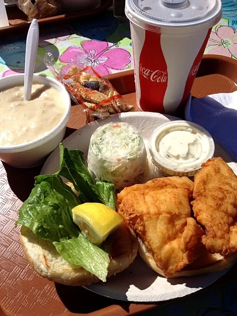 Fishwich and Clam Chowder at The Friendly Fisherman, Eastham MA|Luci Zoeさん