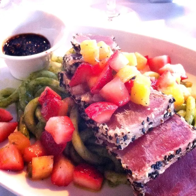 Snapdishの料理写真:Sesame Crusted Tuna with Udon & Strawberries/Mango Salsa|trina phamさん