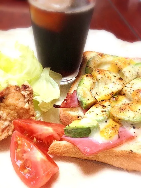 ベーコンとアボカドのチーズ焼き🍞・鶏の唐揚げ・生野菜|かっぴーさん