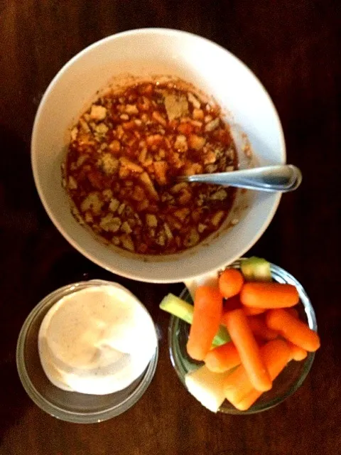 Tomato soup with crackers and some veggies with ranch dip|Juliaさん