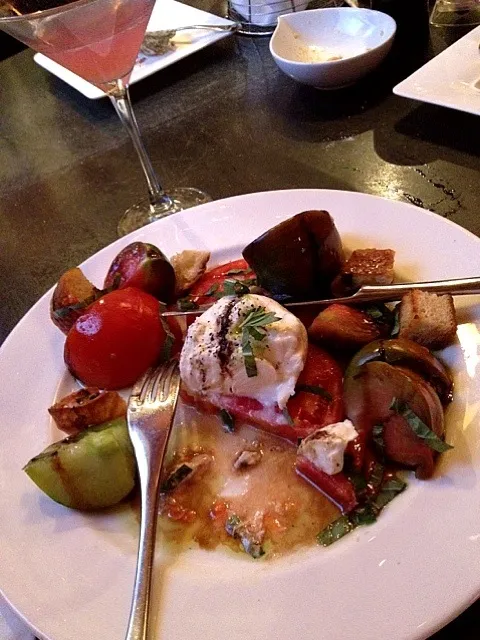 Heirloom Tomato Salad with Fresh Mozzarella and Aged Balsamic and Honeyed Olive Oil @ Blue Fish, Turo MA|Luci Zoeさん