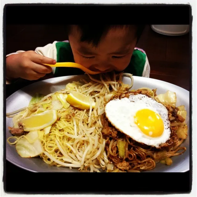 Snapdishの料理写真:塩レモンとソースのダブル焼きそば|マミゴンさん