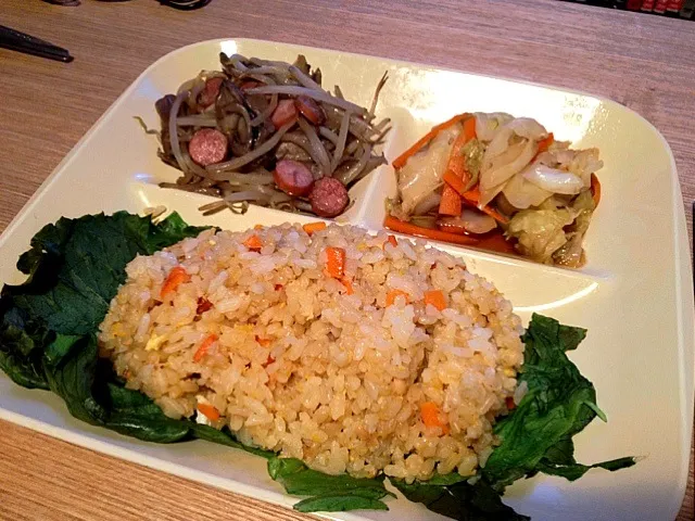 ツナ炒飯♡キャベツと人参の胡麻和え♡舞茸とウインナーバター醤油炒め♡👸|つちさん