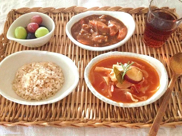 残りもんカレー＋玄米ご飯＋サツマイモと🍅スープ|らむじーさん