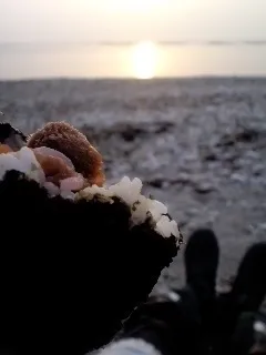 “ 夕暮れ おむすび ” なんだな～。|おたんこ食堂  d□~°さん