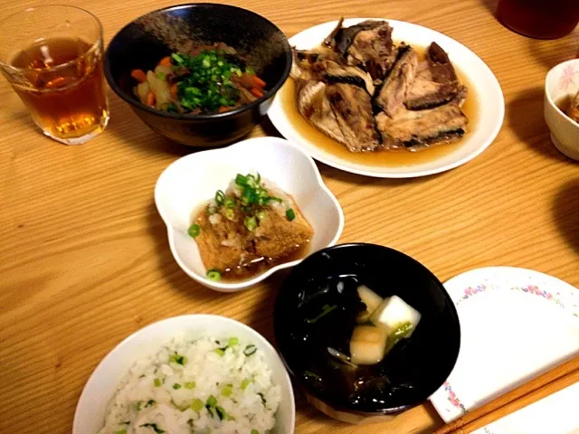 魚のあら煮、焼き厚揚げ、牛すじの煮込み、大根の葉ご飯|たなかさん