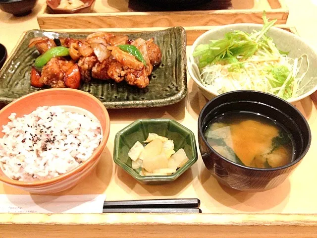 大戸屋 鶏と野菜の黒酢あん定食|もへさん