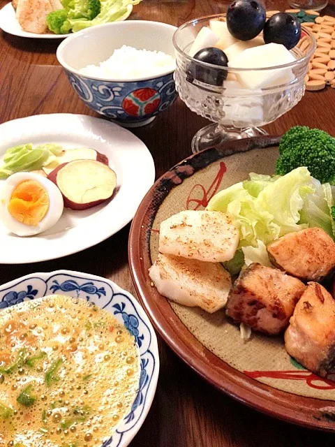 生秋鮭ムニエル・長いもさつま芋ステーキ・野菜サラダ・納豆・白飯・フルーツ|まゆさんさん