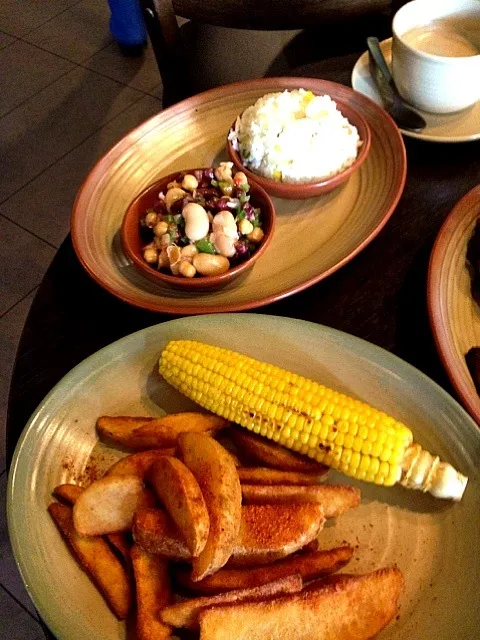 Wedges with peri peri spice, bean salad, mediterranean salad, corn on cob|ferdangoさん