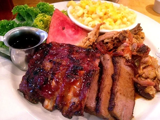 BBQ Platter (Baby back ribs, Pulled pork, Beef brisket and Macaroni & cheese)|chan mitsuさん