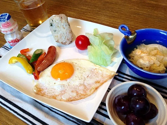 目玉焼き  ウィンナー  オクラとパプリカソテー  サラダ  かき玉汁  ぶどう ヤクルト|高田恵子さん