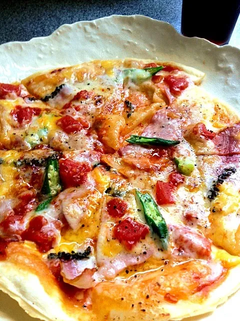 ベーコンとトマトのピザ🍕|かっぴーさん