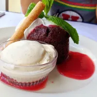 Snapdishの料理写真:Volcano lava cake a la mode|James Balingitさん