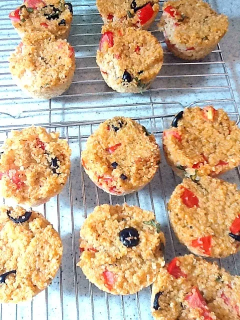 Tomato, basil and black olive quinoa cups|Kirsten Adachiさん