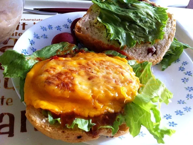 鶏胸肉と豆腐で作ったという自家製ナゲットにたっぷりチェダー！自家製フランスパンでサンドしたらうまうま！|たけうちさん