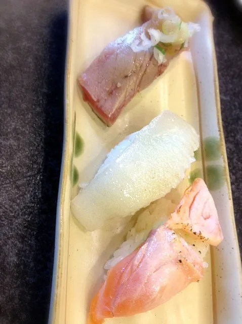 Snapdishの料理写真:炙りセット(サーモン、えんがわ、トロ)  Sushi lightly singed (salmon, fluke fin, fatty tuna)|Junya Tanakaさん