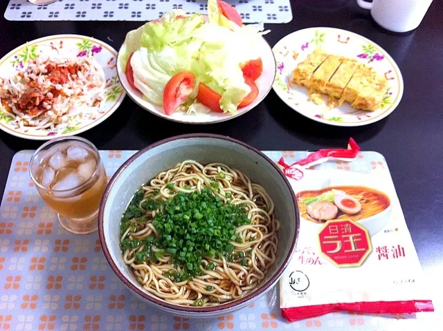 Snapdishの料理写真:ラ王 醤油・干しエビのだし巻き卵・サラダ|ayAkaさん