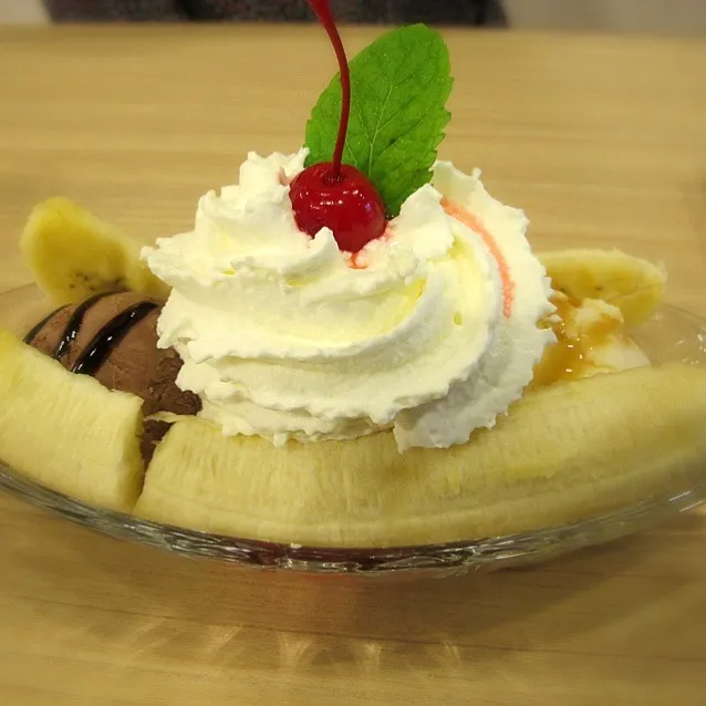 Banana split🍦✨|Love Eatさん