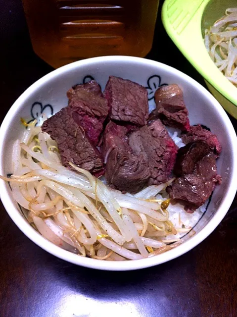 Snapdishの料理写真:ヘレステーキ丼|れんのすけさん