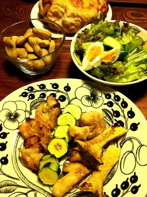 9/22晩御飯  塩麹鶏肉と野菜のグリル  野菜サラダ  ☆茹で落花生  パン（失敗して裏面黒焦げ）  ＊学校菜園で落花生もらってきたので初茹で。柔らかくて美味しかったです＊|yukiyamasakiさん