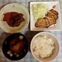 Snapdishの料理写真:お昼ご飯は、昨日の晩からハチミツ入りのタレに漬け込んであった手作り焼き豚、大根とこんにゃくの煮物、筍とわかめの味噌汁、ご飯でした。|しおりさん