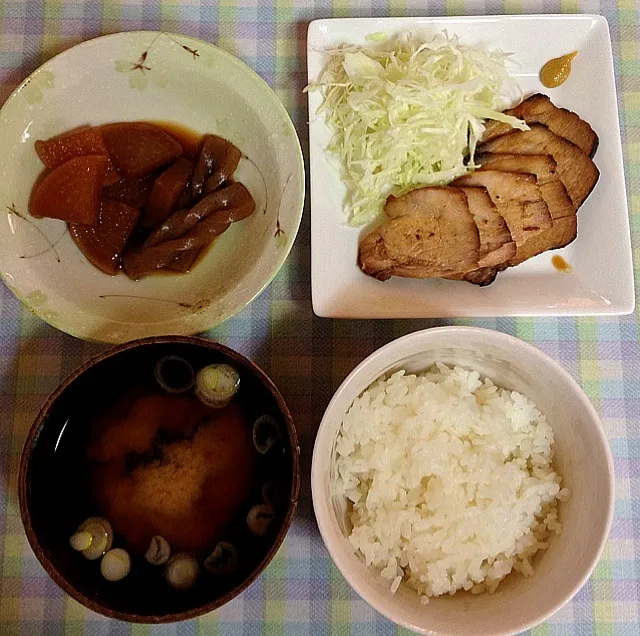 お昼ご飯は、昨日の晩からハチミツ入りのタレに漬け込んであった手作り焼き豚、大根とこんにゃくの煮物、筍とわかめの味噌汁、ご飯でした。|しおりさん